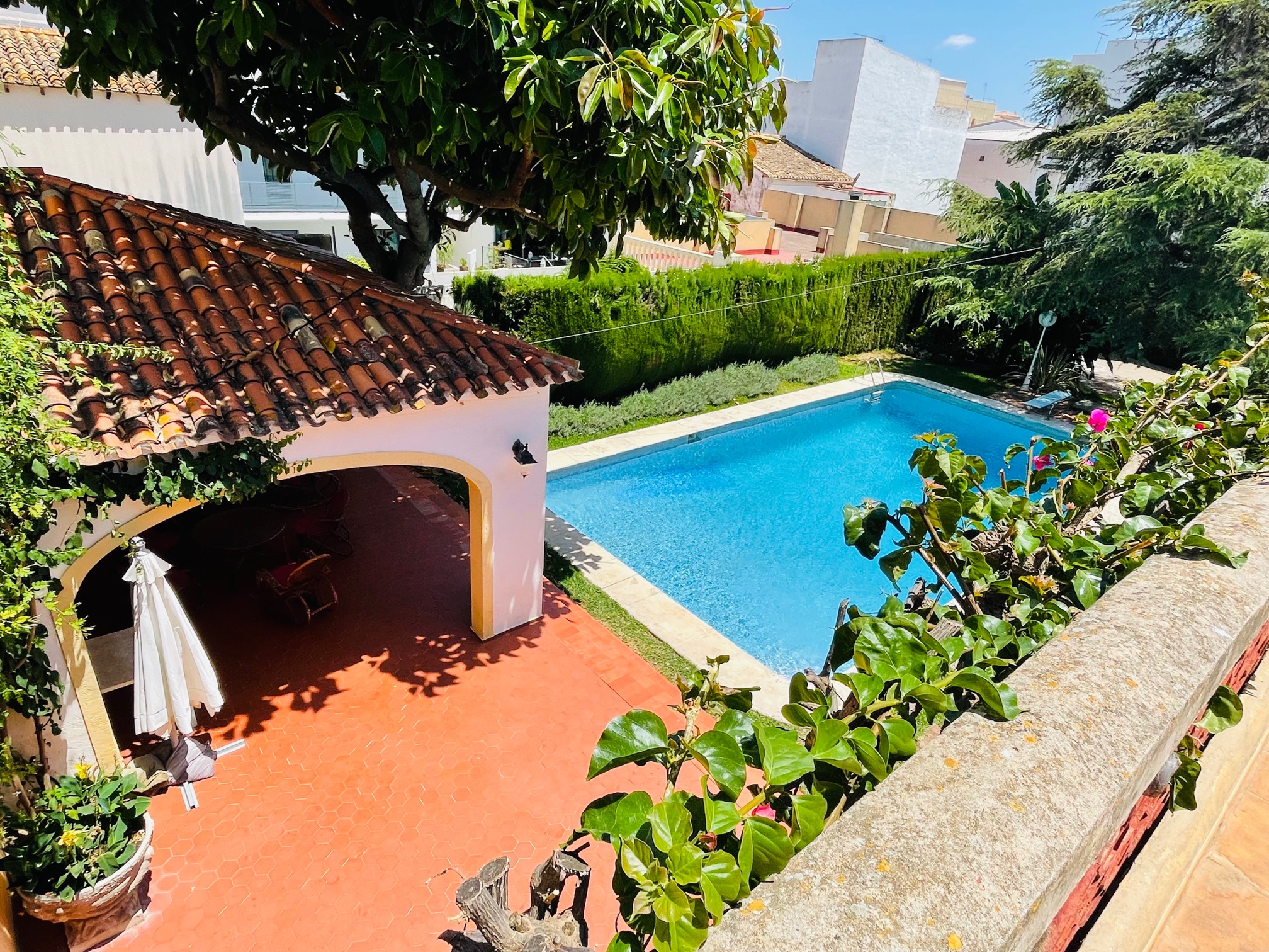 Pedreguer. Beautiful house with pool in the center for sale